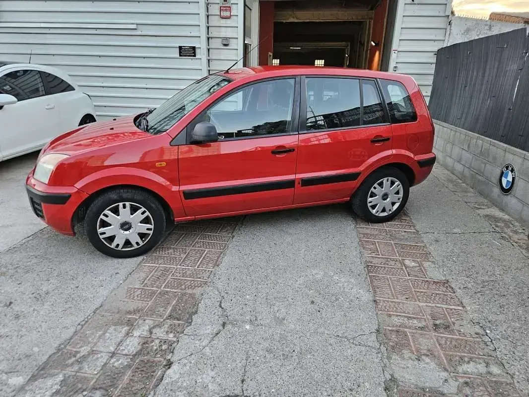 Usado Ford Fusion 80 CV (58 kW) 2010 Rojo Utilitario