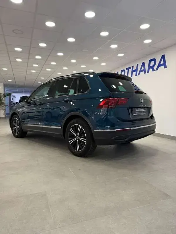 Usado VW Tiguan Life 150 CV (110 kW) 2021 Azul SUV