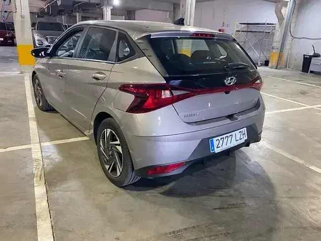 Usado Hyundai i20 100 CV (73 kW) 2022 Gris Utilitario