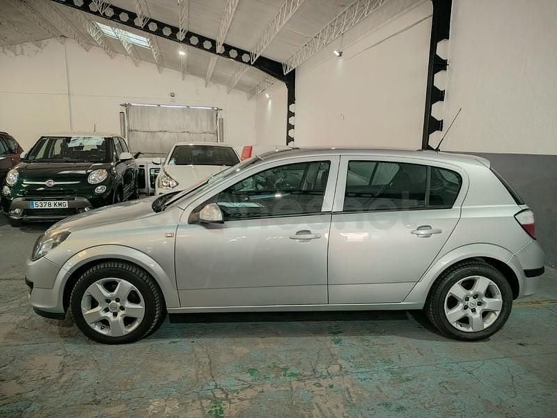 Usado Opel Astra Cosmo 100 CV (73 kW) 2006 Gris / plata Berlina