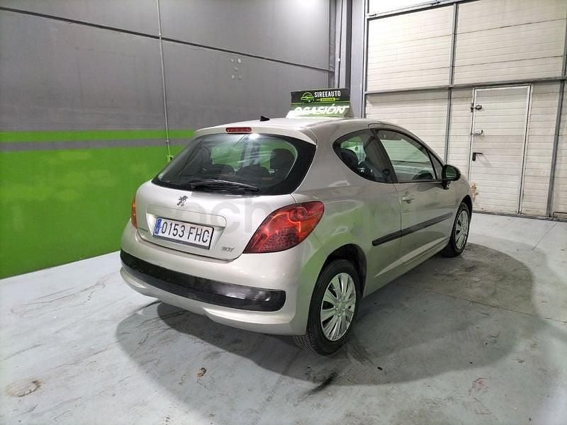 Usado Peugeot 207 70 CV (51 kW) 2006 Gris / plata Berlina