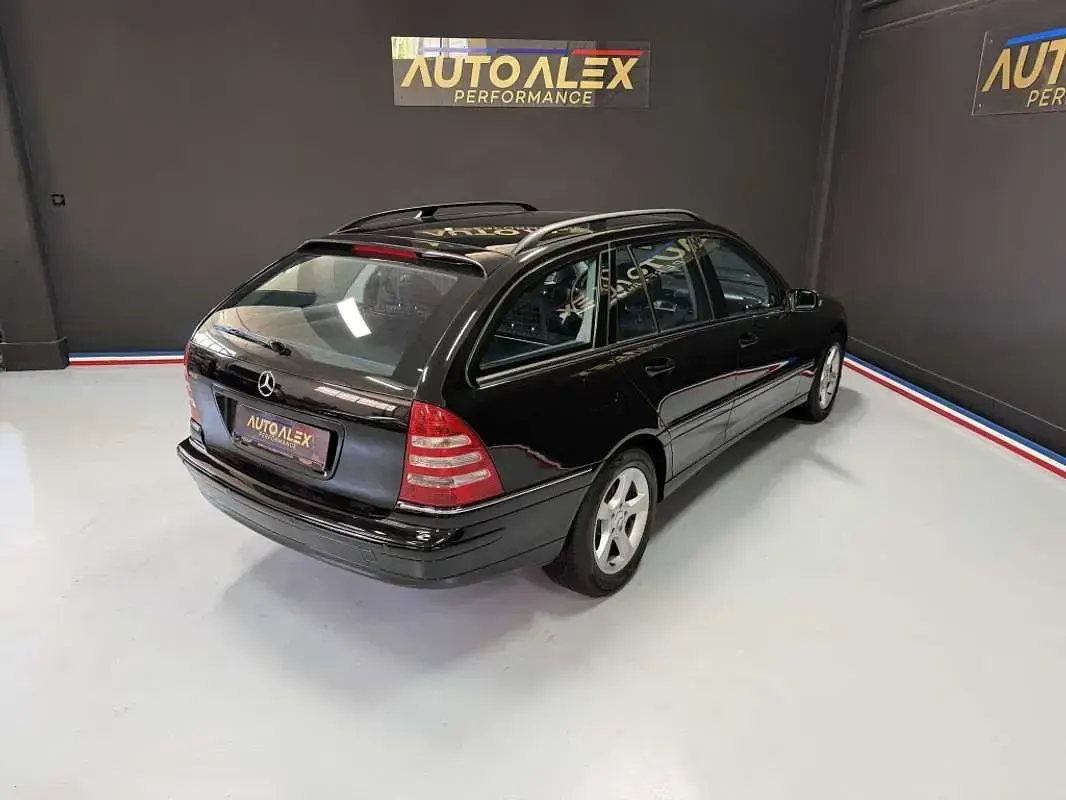 Usado Mercedes C220 Avantgarde 150 HP (110 kW) 2006 Preto Carrinha