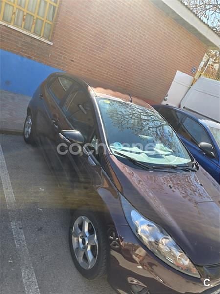 Usado Ford Fiesta 60 CV (44 kW) 2011 Granate Utilitario