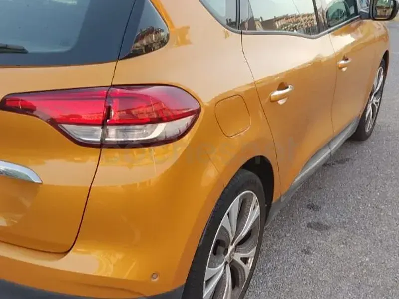 Usado Renault Scénic III Edition One 110 CV (80 kW) 2017 Naranja Monovolumen