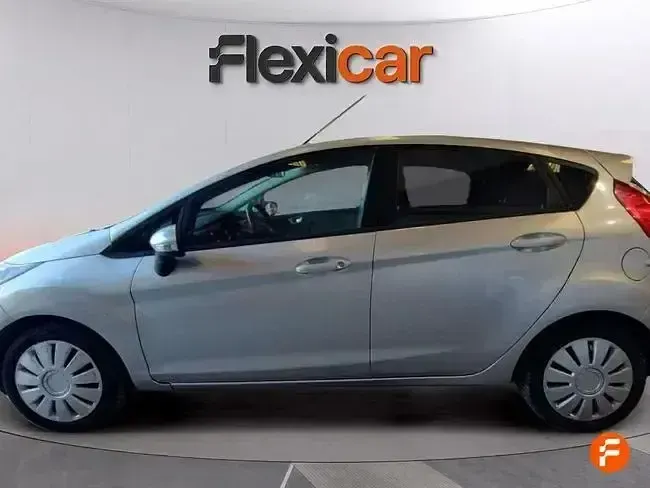 Usado Ford Fiesta Trend 101 HP (74 kW) 2015 Cinzento Citadino