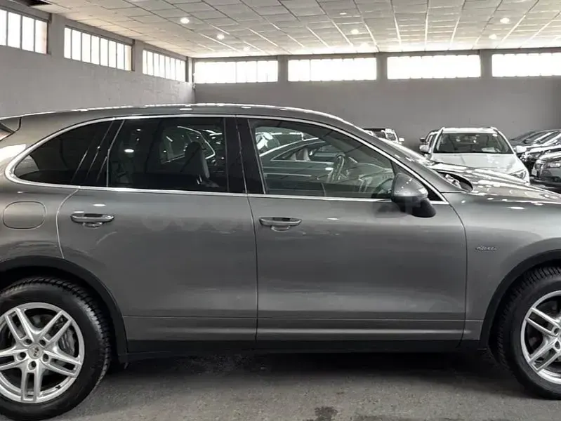 Usado Porsche Cayenne 240 CV (176 kW) 2011 Gris / plata SUV