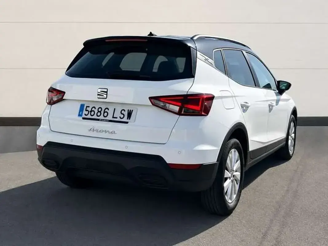 Usado Seat Arona Style Plus 110 CV (80 kW) 2021 Blanco SUV