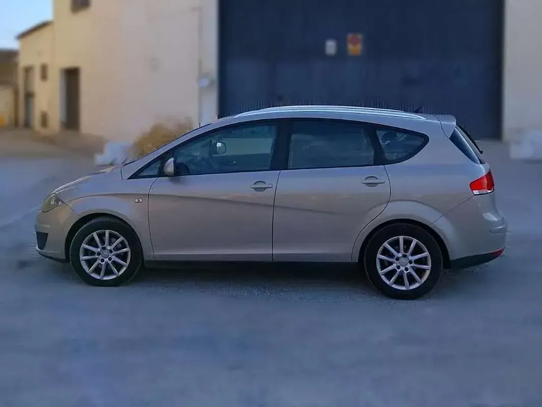 Usado Seat Altea Style 105 CV (77 kW) 2010 Beige Monovolumen