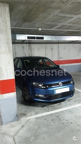 Usado VW Polo 75 CV (55 kW) 2017 Azul Berlina