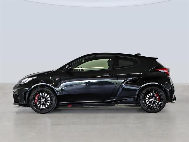 Usado Toyota Yaris 280 CV (205 kW) 2025 Negro Utilitario