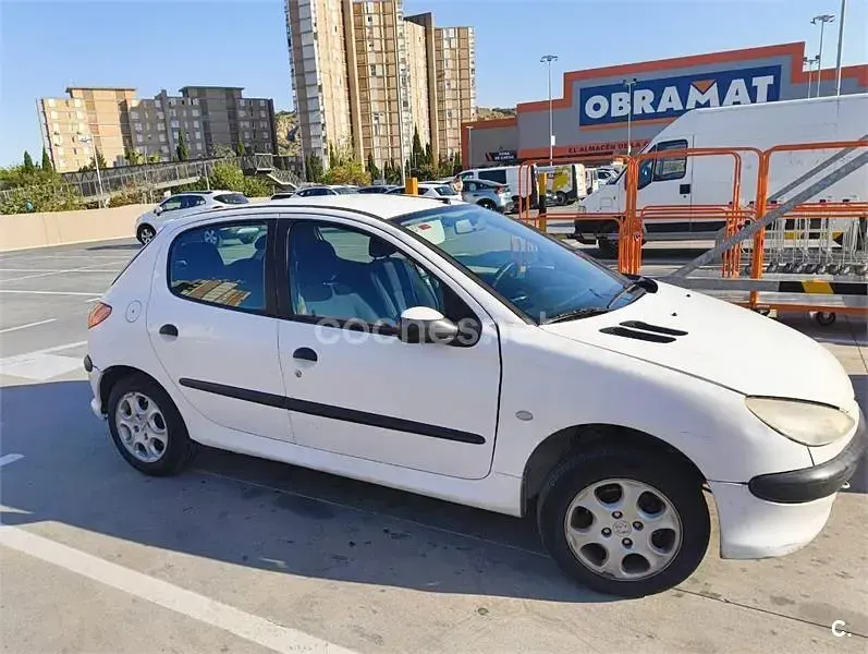 Usado Peugeot 206 70 CV (51 kW) 2004 Blanco Berlina