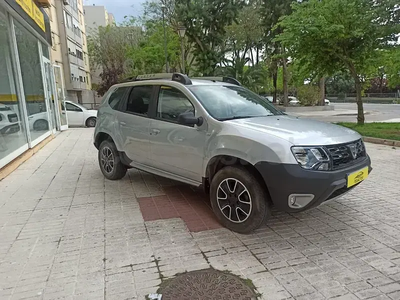 Usado Dacia Duster Lauréate 125 CV (91 kW) 2017 Gris / plata SUV