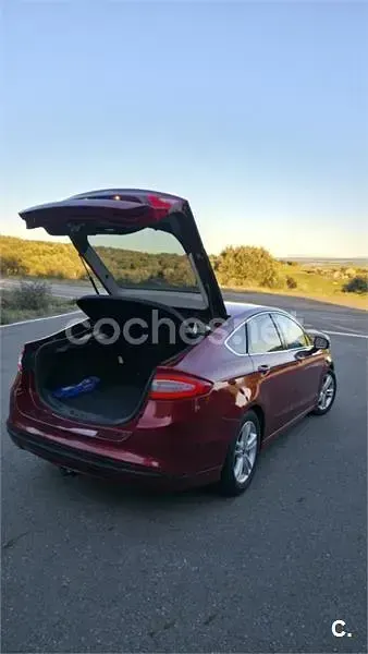 Usado Ford Mondeo Trend 160 HP (117 kW) 2017 Vermelho Sedan