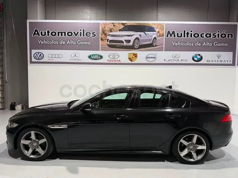 Usado Jaguar XE R-Sport 180 CV (132 kW) 2016 Negro Berlina