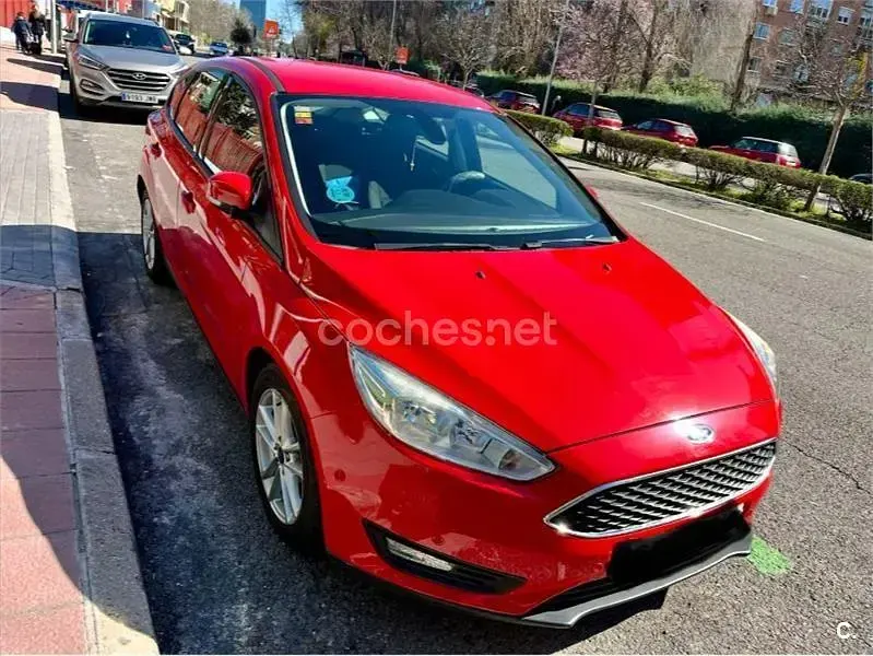 Usado Ford Focus Trend 125 CV (91 kW) 2015 Rojo Berlina