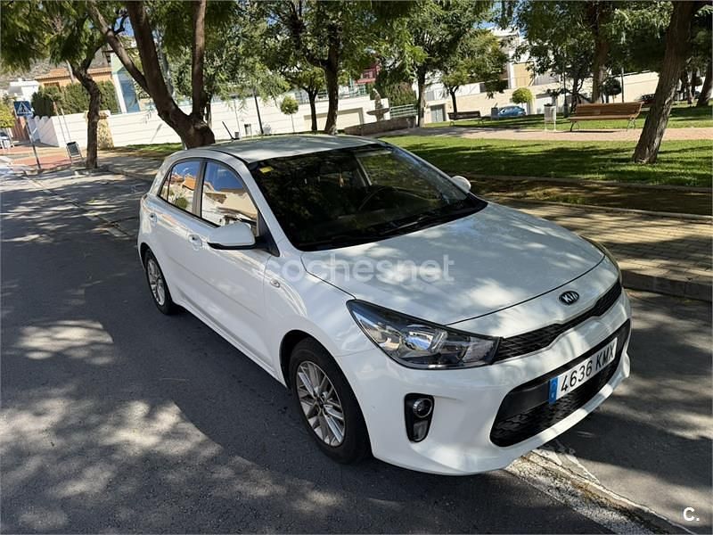 Usado Kia Rio 84 CV (61 kW) 2018 Blanco Berlina