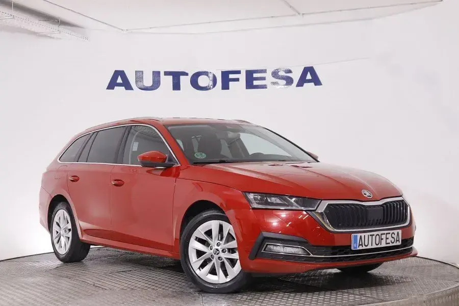 Usado Skoda Octavia Style 150 CV (110 kW) 2021 Rojo Familiar