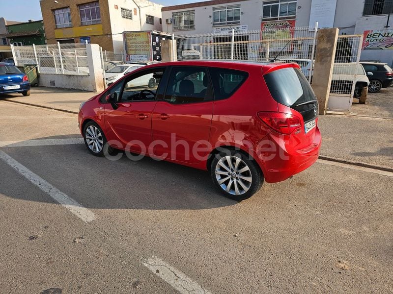 Usado Opel Meriva Design Edition 110 CV (80 kW) 2013 Rojo Monovolumen