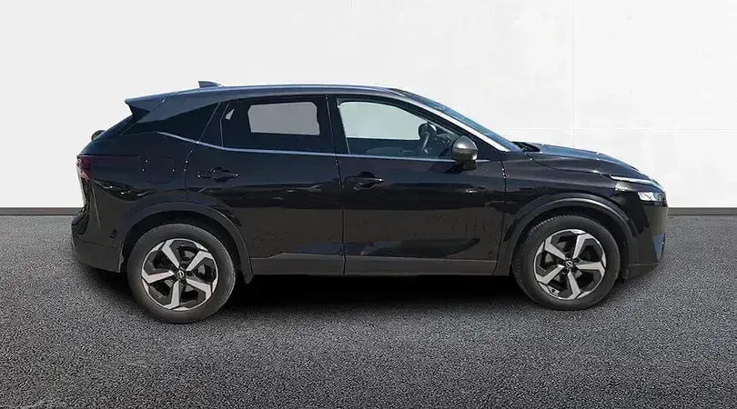 Usado Nissan Qashqai N-Connecta 140 CV (102 kW) 2022 Midnight black con techo skyli SUV