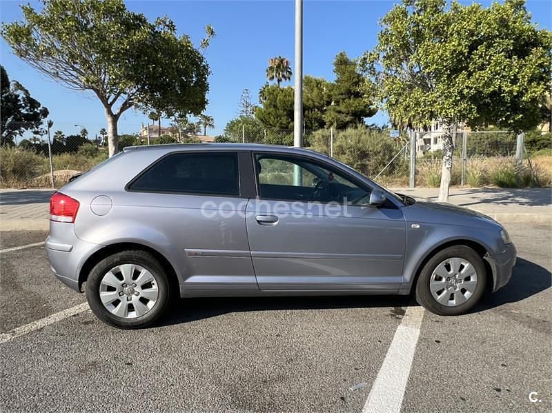 Gris / plata Usado 2005 Audi A3 Attraction Berlina | 4600 € (Precio justo) - Imagen 1/4