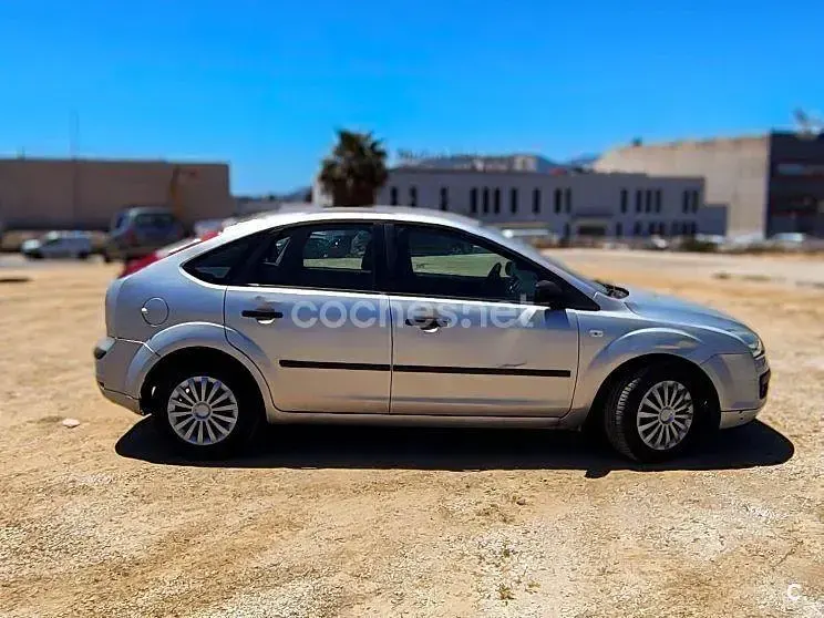 Usado Ford Focus Trend 109 CV (80 kW) 2005 Blanco Berlina
