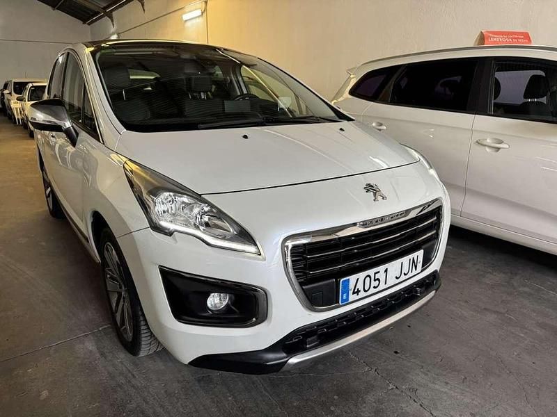 Usado Peugeot 3008 Allure 120 CV (88 kW) 2015 Blanco Monovolumen