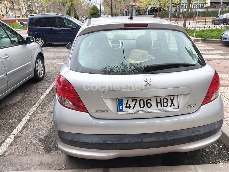 Usado Peugeot 207 Envy 70 CV (51 kW) 2011 Gris / plata Berlina