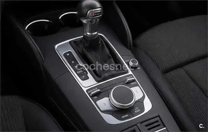 Usado Audi A3 116 CV (85 kW) 2018 Gris / plata Berlina