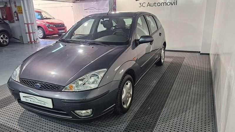 Usado Ford Focus Ambiente 99 CV (72 kW) 2004 Gris Berlina