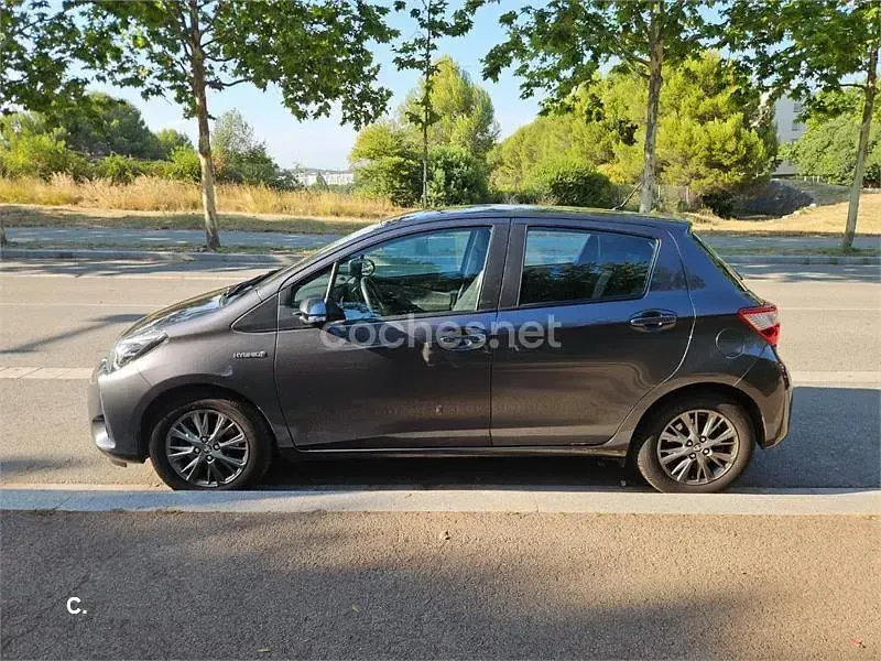 Usado Toyota Yaris Hybrid Active 100 CV (73 kW) 2017 Gris / plata Berlina