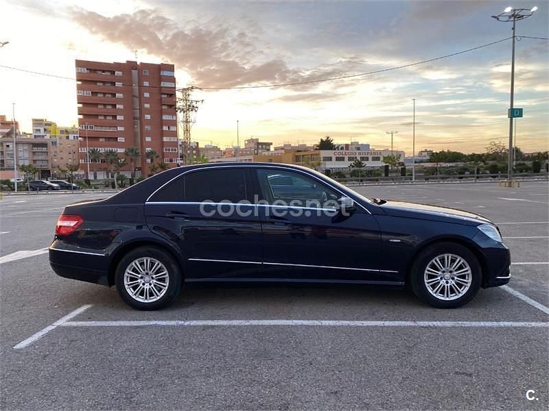 Usado Mercedes E220 Elegance 170 CV (125 kW) 2009 Azul Berlina