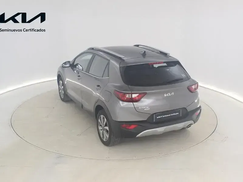 Usado Kia Stonic 100 CV (73 kW) 2025 Gris / plata SUV