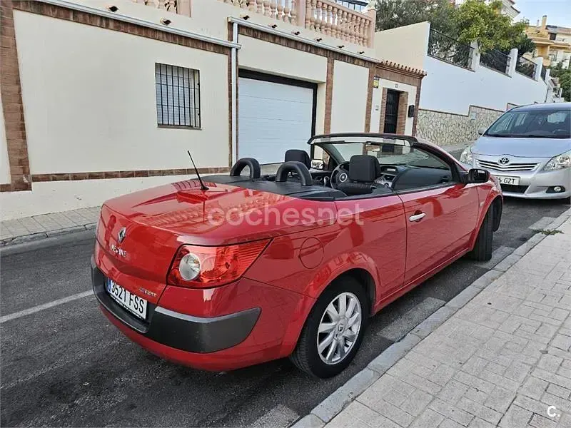 Usado Renault Mégane Cabriolet Authentique 110 CV (80 kW) 2007 Rojo Descapotable