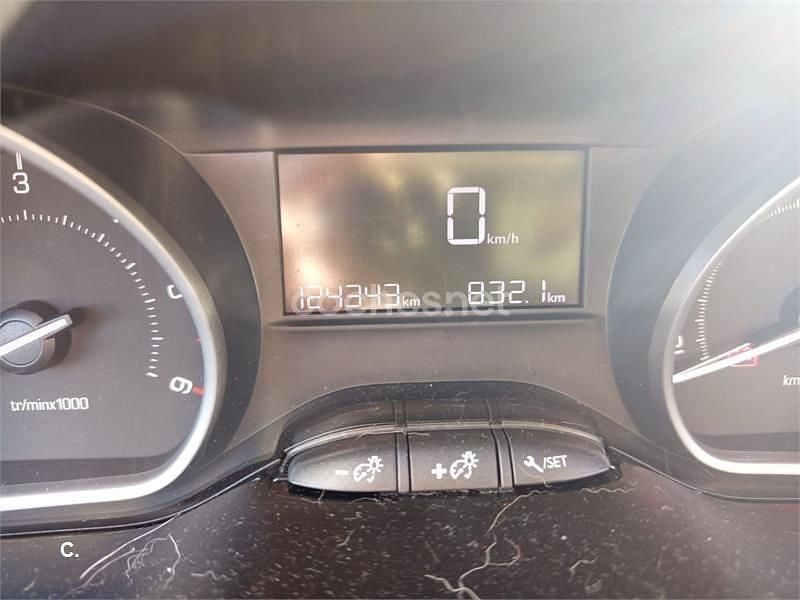 Usado Peugeot 2008 Allure 100 CV (73 kW) 2017 Blanco SUV