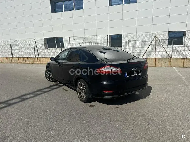 Usado Ford Mondeo Ambiente 125 CV (91 kW) 2008 Negro Berlina