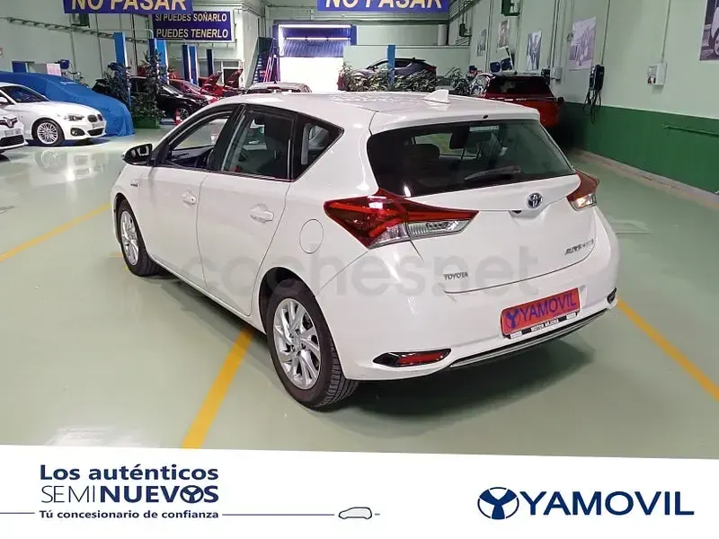Usado Toyota Auris Hybrid Active 136 CV (100 kW) 2016 Blanco Berlina