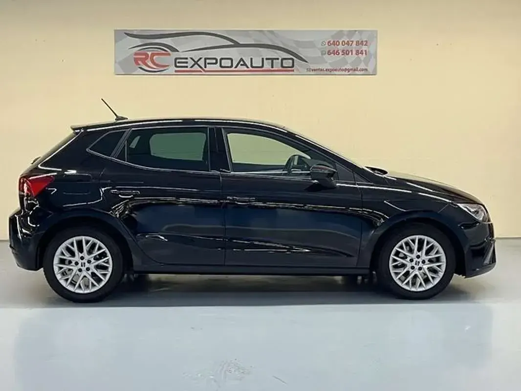 Usado Seat Ibiza FR 110 CV (80 kW) 2022 Negro Utilitario