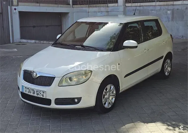 Usado Skoda Fabia 60 CV (44 kW) 2010 Blanco Berlina