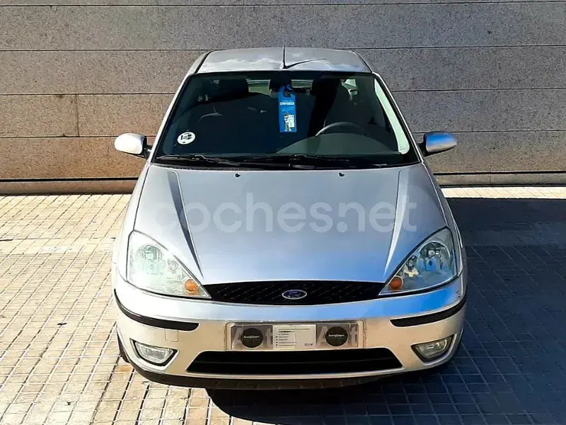 Usado Ford Focus Ambiente 100 CV (73 kW) 2005 Gris / plata Berlina
