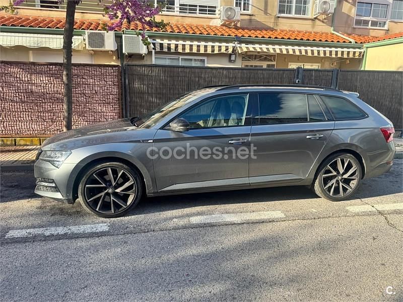 Usado Skoda Superb SportLine 150 CV (110 kW) 2022 Gris / plata Familiar