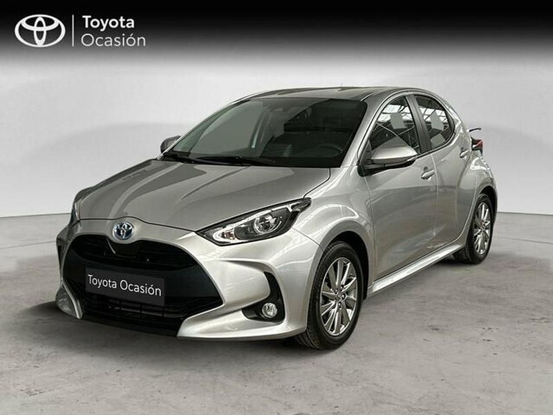 Gris / plata Usado 2024 Toyota Yaris Hybrid Active Berlina | 22.750 € (Un poco caro) - Imagen 1/4