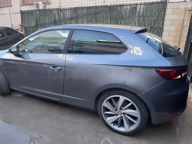 Usado Seat Leon FR 180 CV (132 kW) 2014 Gris / plata Berlina