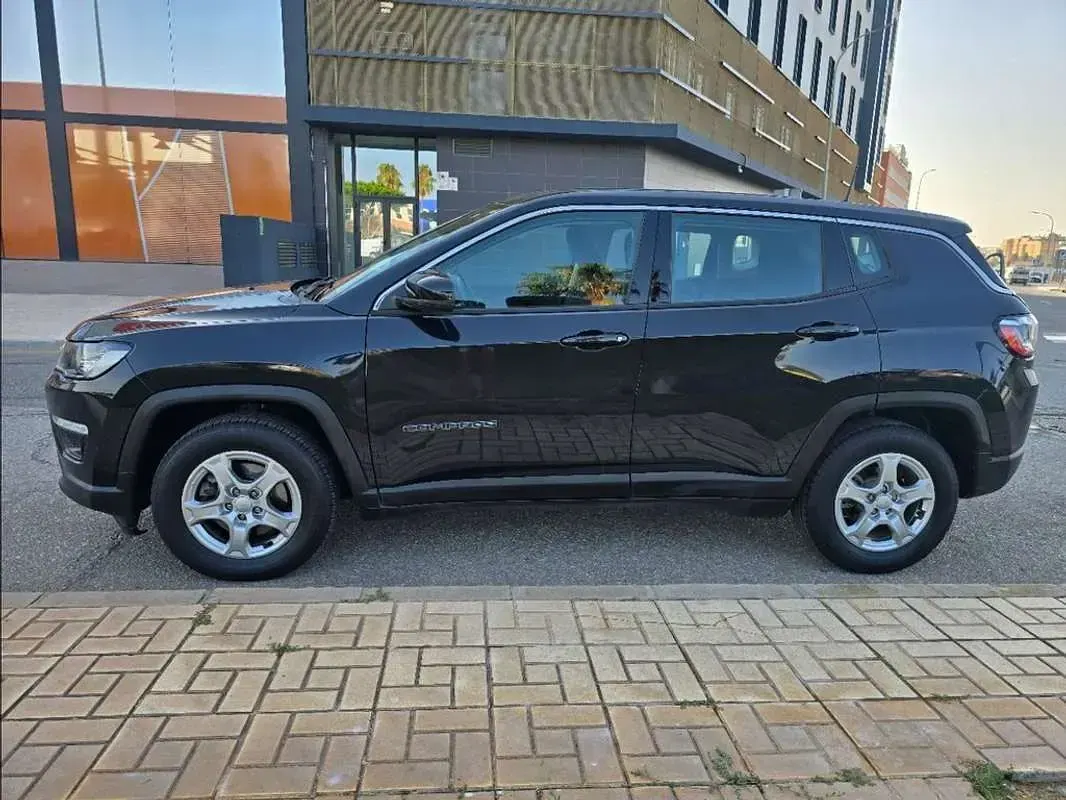 Usado Jeep Compass Sport 129 CV (94 kW) 2021 Negro SUV