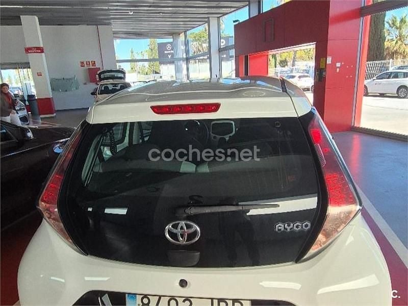 Usado Toyota Aygo X-play 69 CV (50 kW) 2016 Blanco Utilitario