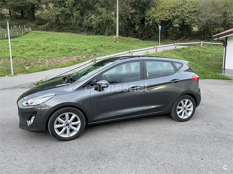 Gris / plata Usado 2018 Ford Fiesta Trend Utilitario | 12.100 € (Precio justo) - Imagen 1/4