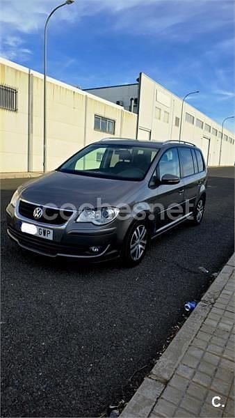 Usado VW Touran Advance 105 CV (77 kW) 2010 Marrón Monovolumen