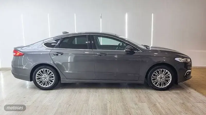 Usado Ford Mondeo Titanium 187 CV (137 kW) 2021 Gris Berlina