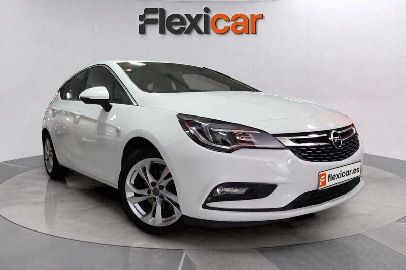 Blanco Usado 2018 Opel Astra Dynamic Berlina | 11.790 € (Precio justo) - Imagen 1/4
