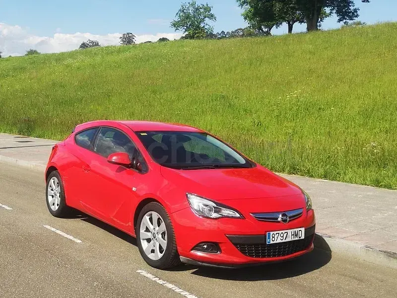 Usado Opel Astra GTC Selective 130 CV (95 kW) 2012 Rojo Berlina