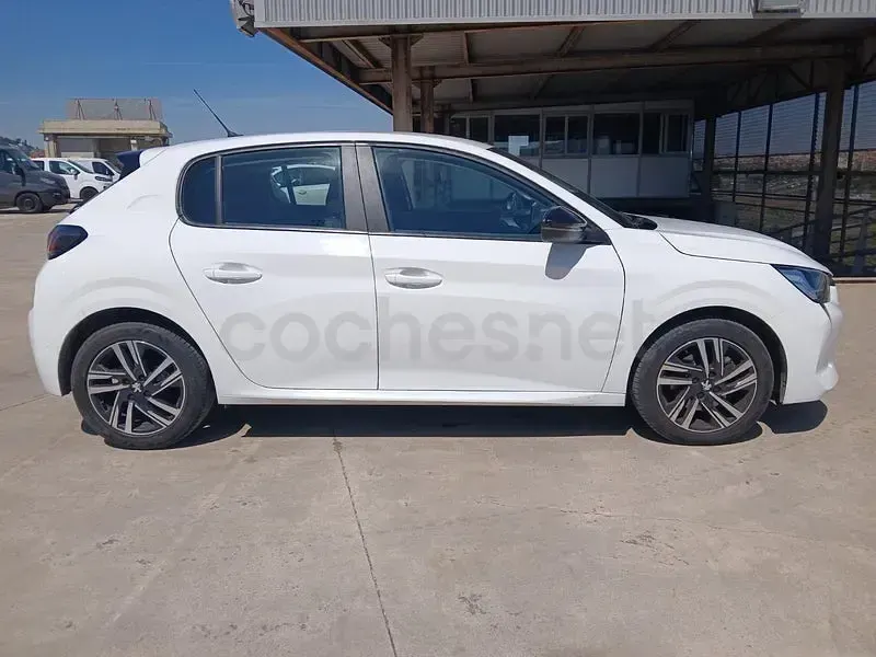 Usado Peugeot 208 Allure 100 CV (73 kW) 2023 Blanco Utilitario